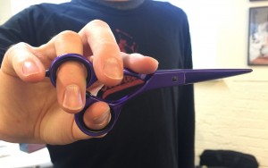 choose the best hairdressing scissor-2---how-to-hold-a-hairdressing-scissor-1